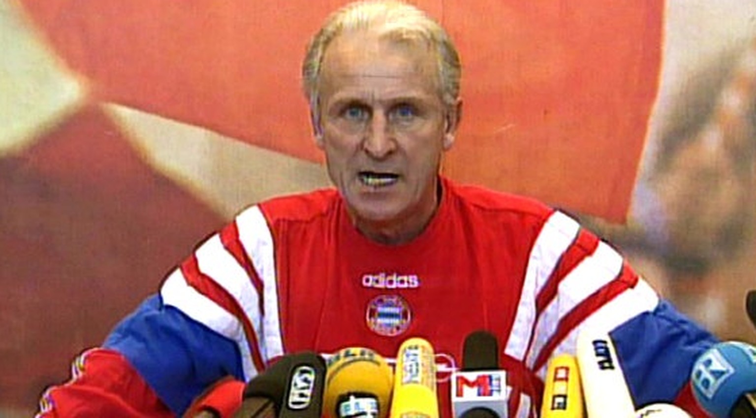 Giovanni Trapattoni holt bei der Pressekonferenz zum Rundumschlag aus.