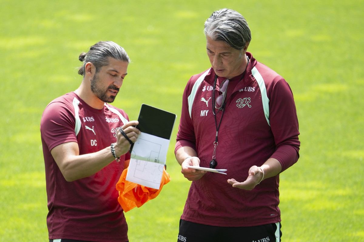 Trainer Murat Yakin, rechts, spricht mit Assistenztrainer Davide Calla von der Schweizer Fussball Nationalmannschaft bei einem Training beim WM26 Pre-Camp, am Samstag, 30. Mai 2026, im kybunpark in St ...