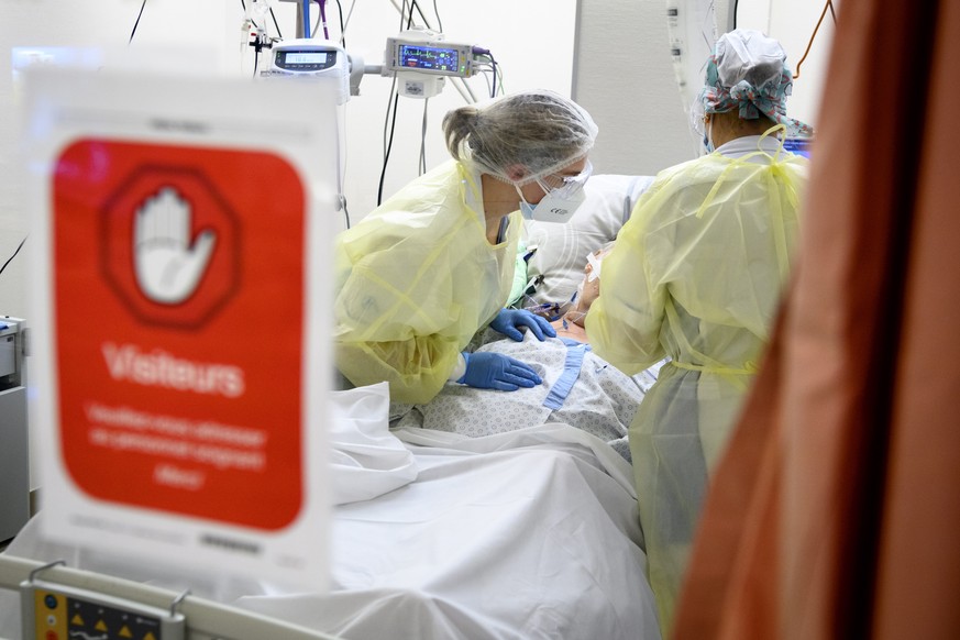 epa08799736 Medical workers treat a patient with Covid-19 in the intensive care unit at the eHnv hospital (Etablissements Hospitaliers du Nord Vaudois) during the coronavirus disease (COVID-19) outbre ...