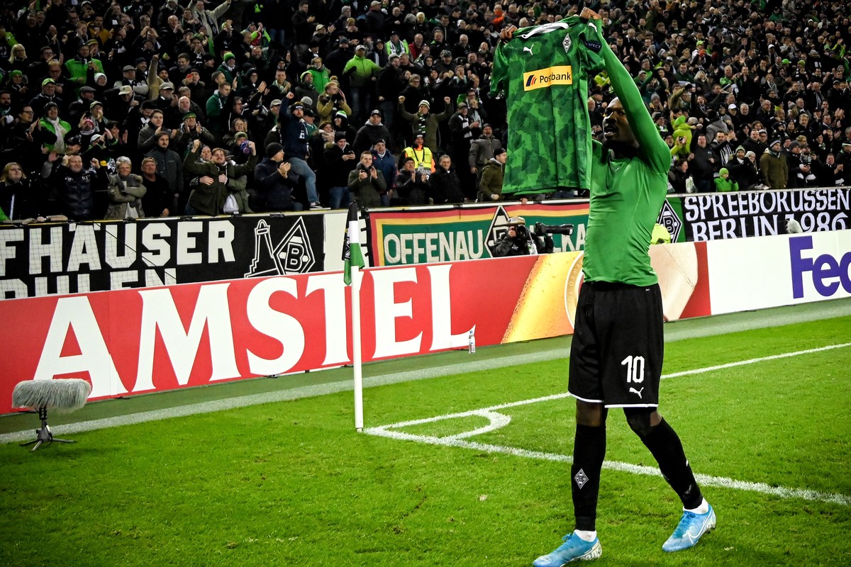 epa07980140 Moenchengladbach's Marcus Thuram celebrates after scoring the 2-1 goal during the UEFA Europa League group J soccer match between Borussia Moenchengladbach and AS Roma in Moenchenglad ...