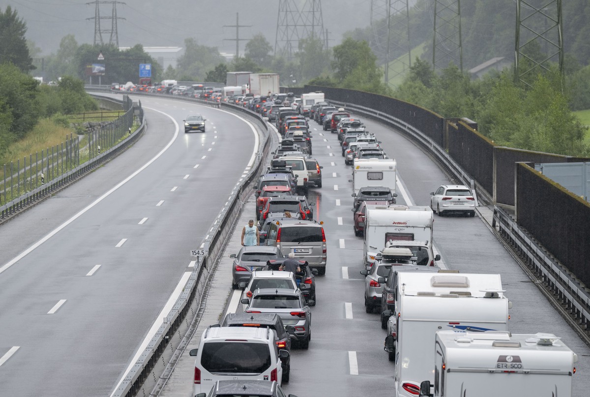 Der Gotthard Ferien Reiseverkehr staut sich auf den Autobahn A2 in Richtung Sueden zwischen Goeschenen und Erstfeld auf bis zu 18 Km laenge am Samstag, 18. Juli 2026 in Amsteg. Zeitgleich Protestierte ...