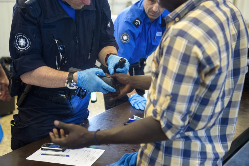 Identifizierung: Grenzbeamte stellen die Identität von ankommenden Flüchtlingen fest.