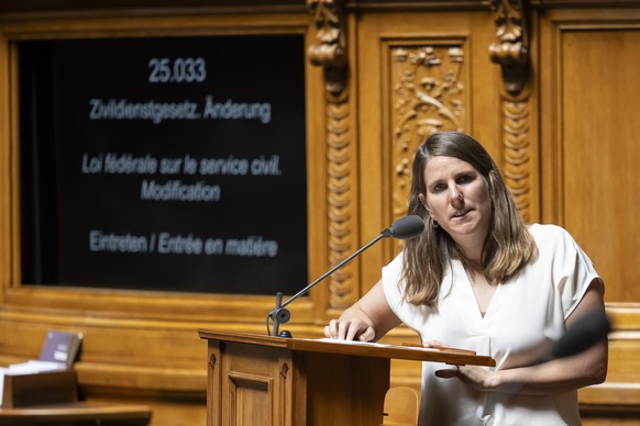 Nationalraetin Linda De Ventura, SP-SH, stellt eine Frage zu Nationalraetin Stefanie Heimgartner, SVP-AG, waehrend der Sommersession der Eidgenoessischen Raete, am Mittwoch, 18. Juni 2025 im Nationalr ...