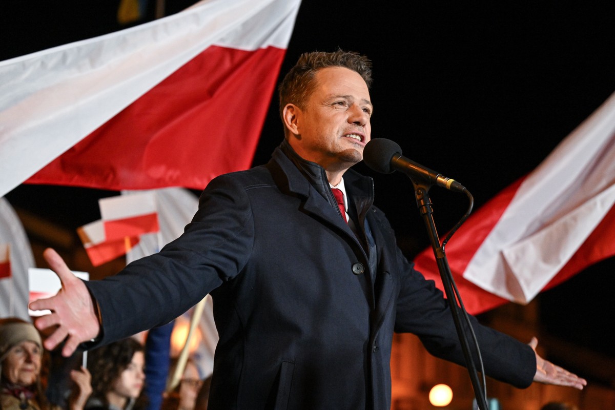 epa12115208 Mayor of Warsaw and Civic Coalition (KO) candidate for the Polish presidential election, Rafal Trzaskowski meets with local residents in Tarnobrzeg, Poland, 18 May 2025. A second round of  ...