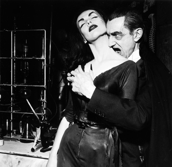 maila nurmi vampira tv horror bela lugosi hollywood 1950s http://www.afsviewfinders.com/2015/02/the-incredible-but-true-story-of-maila.html