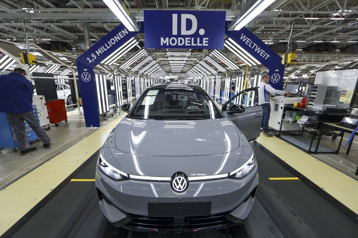 epa12774818 A VW ID.7 is seen at the Volkswagen electric car factory in Emden, Germany, 24 February 2026. The Volkswagen (VW) factory in Emden builds fully electric Volkswagen vehicles such as the ID. ...