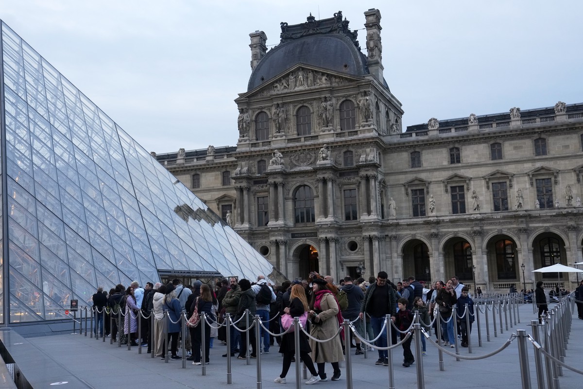 Visitors queue to enter the Louvre museum three days after historic jewels were stolen in a daring daylight heist, Wednesday, Oct. 22, 2025 in Paris. (AP Photo/Thibault Camus)
France Louvre