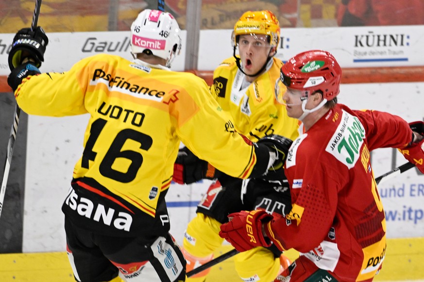 Tigers Juuso Riikola, rechts, geschlagen von Berns Joona Luoto, und Postfinance Topscorer Dominik Kahun, rechts, beim Eishockey-Qualifikationsspiel der National League zwischen den SCL Tigers und dem  ...