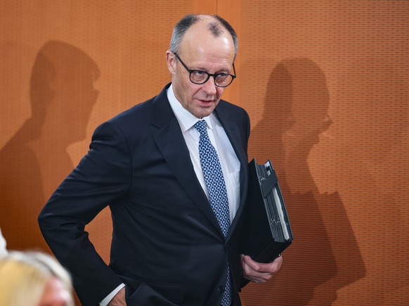 epa12703896 German Chancellor Friedrich Merz arrives for the start of a German government cabinet meeting in Berlin, Germany, 04 February 2026. EPA/HANNIBAL HANSCHKE