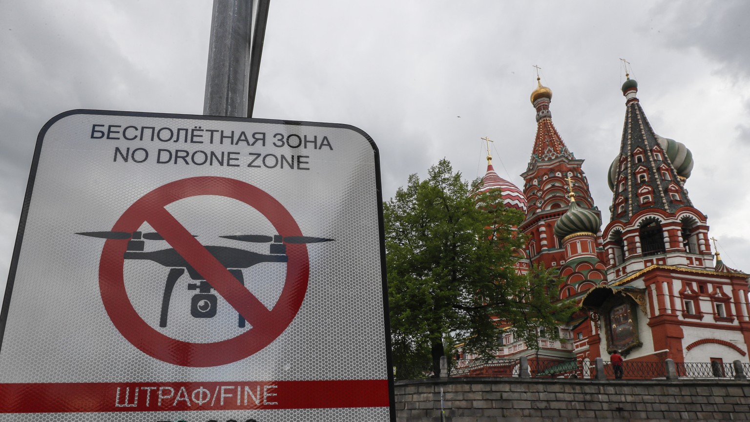 epaselect epa10606302 A &#039;No Drone Zone&#039; sign is placed in front of the Red Square in Moscow, Russia, 03 May 2023. Moscow Mayor Sergei Sobyanin announced a ban on unauthorized drone flights o ...