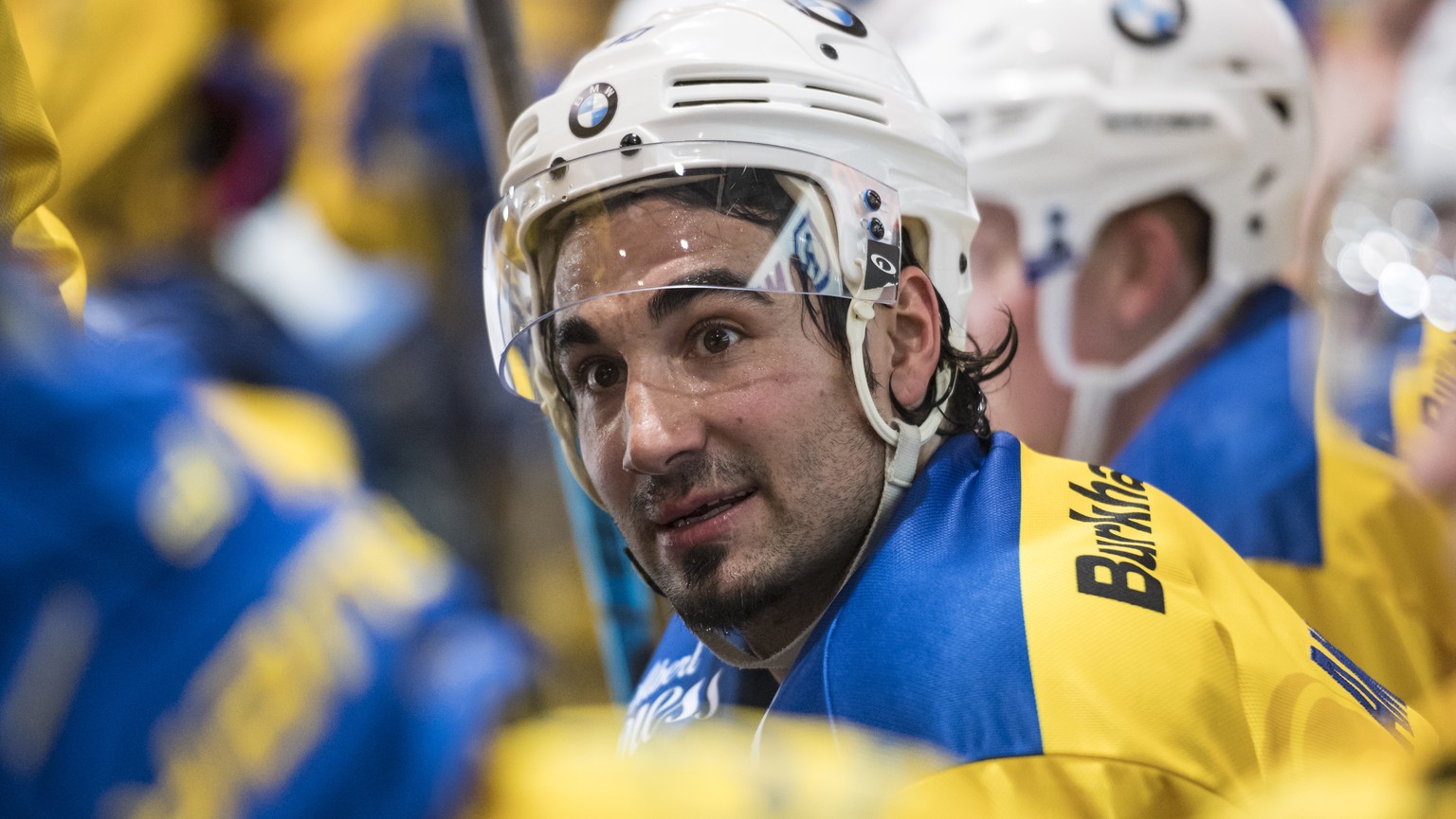 L&#039;attaquant davosiens Andres Ambuehl lors de la rencontre du championnat suisse de hockey sur glace de National League entre le HC Fribourg-Gotteron et le HC Davos, ce samedi, 22 decembre 2018, a ...