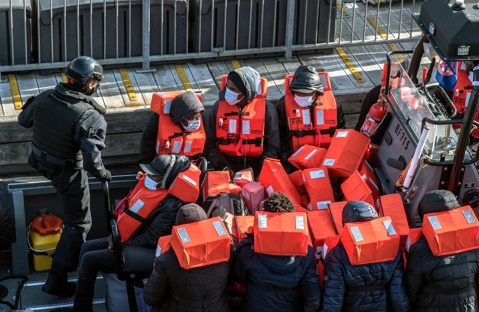 Menschen, die bei der illegalen Überquerung im Ärmelkanal von der britischen Grenzpolizei aufgegriffen wurden, aufgenommen am 9. Mai 2022.