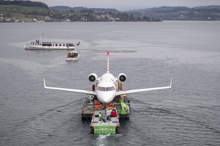 Der Rega Ambulanzjet CL-604, HB-JRA wird am Freitag, 8. Maerz 2019 ueber den Vierwaldstaettersee gezogen, dies anlaesslich des Transports vom Flugplatz Alpnach ber den Vierwaldstaettersee nach Luzern ...