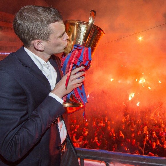 Fabian Frei küsst den Pokal beim feiern am Sonntag, 18. Mai 2014, im Papa-Joes am Barfuesser-Platz in Basel. (KEYSTONE/Patrick Straub)