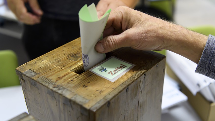 Ein Waehler gibt seine Wahlzettel ab, am Wahltag der Eidgenoessischen Parlamentswahlen, am Sonntag, 20. Oktober 2019 in Schelten. (KEYSTONE/Anthony Anex)