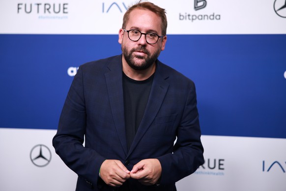epa12402252 German journalist and author Paul Ronzheimer poses on the blue carpet prior to the award ceremony of the 2025 Axel Springer Award in Berlin, Germany, 24 September 2025. OpenAI CEO Sam Altm ...