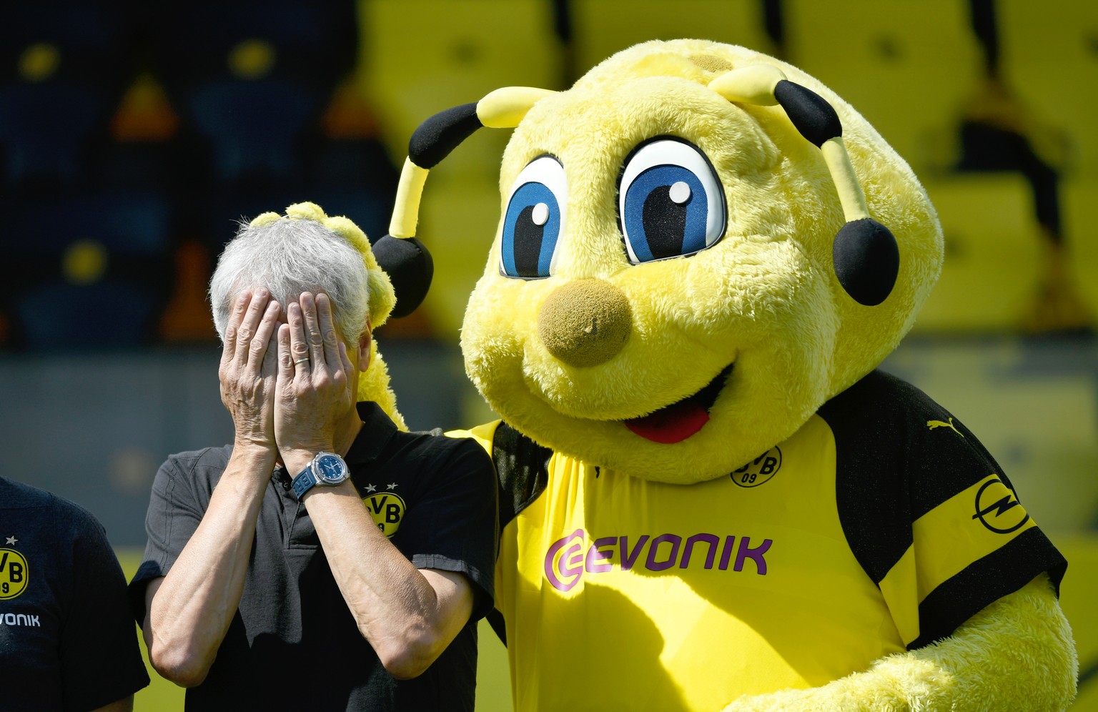 dpatopbilder - 10.08.2018, Nordrhein-Westfalen, Dortmund: Fußball 1. Bundesliga: Fototermin Borussia Dortmund fuer die Saison 2018/19 auf dem Trainingsgelaende: Maskottchen Emma steht neben Trainer Lu ...