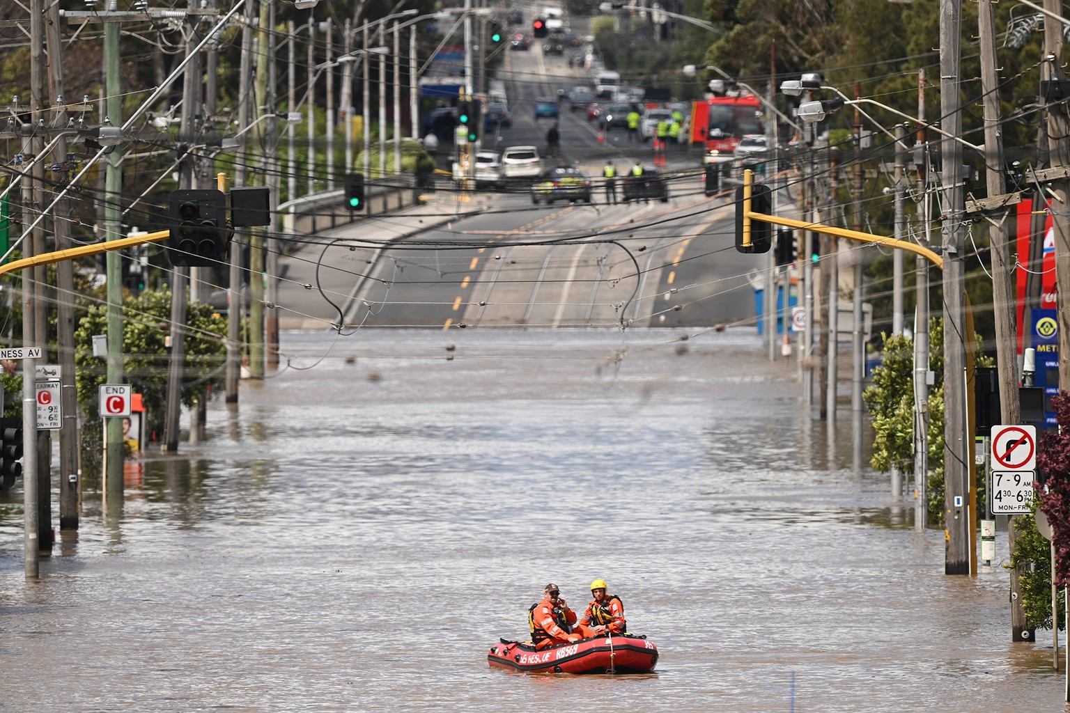Rettungskräftemüssen sich wegen der Überschwemmung in Australien mit einem Boot vorwärtsbewegen.