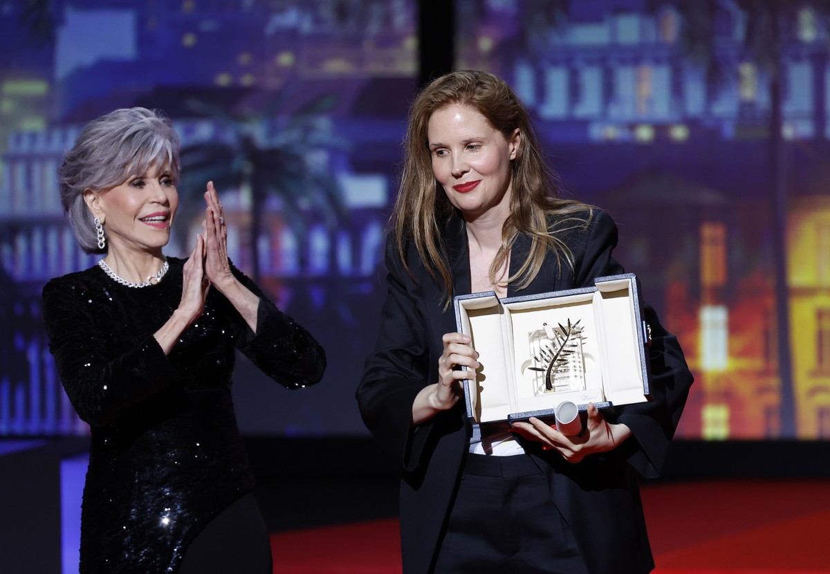 epa10658701 Jane Fonda (L) applauds after presenting Director Justine Triet (R) the Palme d'Or for 'Anatomie d'une Chute (Anatomy of a Fall) during the Closing Ceremony of the 76th annu ...