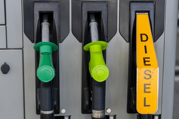 Des pistolets de distribution d'essence de la station-service Tamoil, situee au pied des citernes de stockage d'essence et de diesel du secteur petrolier, sont photographies, ce dimanche 5 a ...