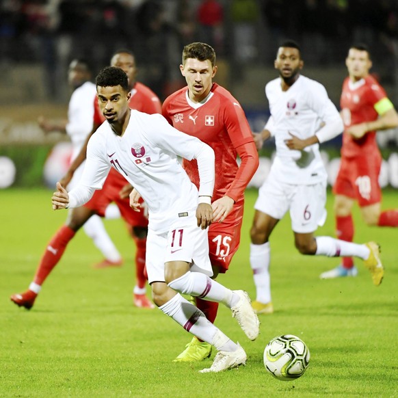 14.11.2018 Lugano. Fussball Herren Saison 2018/2019 Laenderspiel Schweiz - Katar.Im Bild : Akram Afif (Katar) li. gegen Christian Fassnacht (SUI) Aktion Zweikampf *** 14 11 2018 Lugano Football Men Se ...