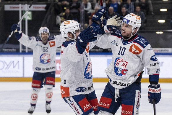 Sven Andrighetto, rechts, vom ZSC feiert das Tor zum 0:1 beim Eishockey Playoff 1/2 Final, Spiel 2 der National League zwischen dem EV Zug und den ZSC Lions am Mittwoch, 3. April 2024 in Zug. (KEYSTON ...