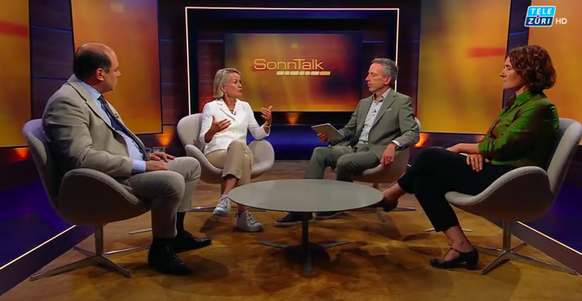Die Diskussionsrunde v.l.n.r. mit Mauro Tuena (SVP), Andrea Gmür (Mitte), Moderator Patrik Müller und Franziska Roth (SP).