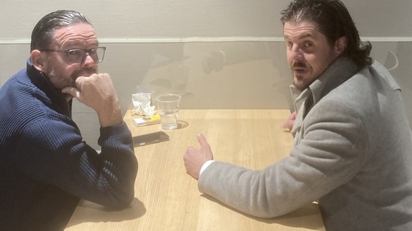 Spieleragent Gaëtan Voisard (links) und SCB-Untersportchef Diego Piceci (rechts) – Spielertausch-Gespräche während des Spiels gegen Ambri.
