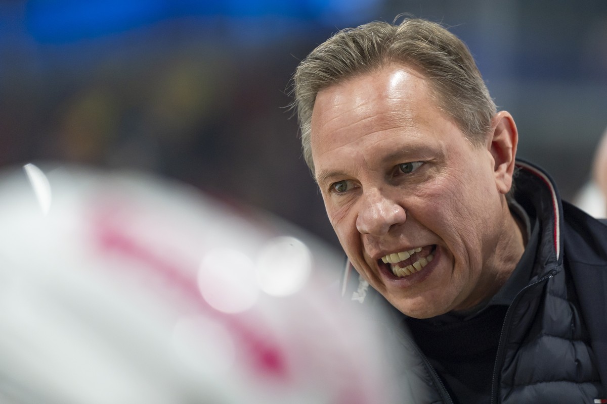 Head Coach Jussi Tapola (SCB) im sechsten Eishockey Playoff Viertelfinalspiel der National League zwischen dem HC Fribourg-Gotteron und dem SC Bern, am Montag, 24. Maerz 2025 in der BCF-Arena in Freib ...