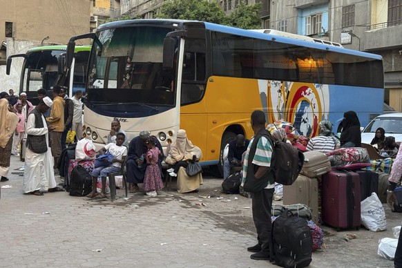 Sudanese people, who were driven from their homes and are now returning, crowd a bus station in Cairo, Egypt, Sunday, April 20, 2025. (AP Photo/Mohammed Salah)
Egypt Sudan Returning Home