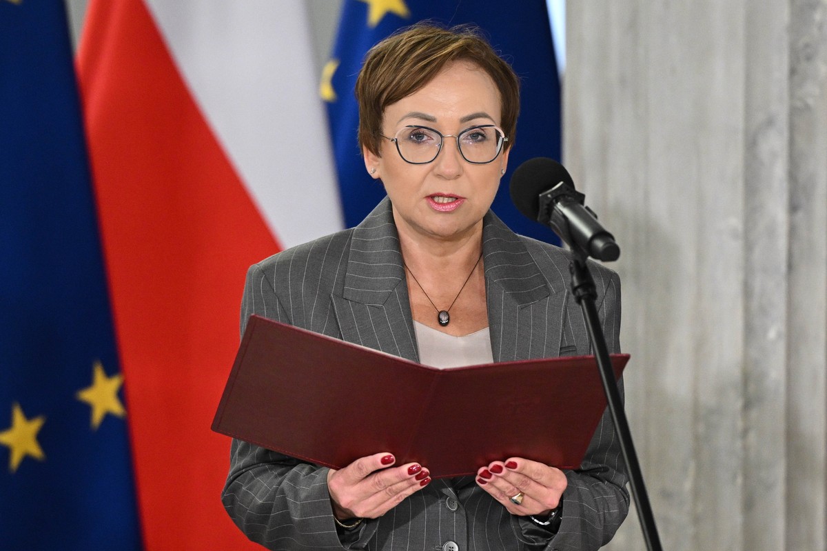 epa12877449 Polish judge Anna Korwin-Piotrowska attends the swearing-in ceremony of the new judges to Poland's Constitutional Tribunal (TK) at the Polish Parliament building in Warsaw, Poland, 09 ...