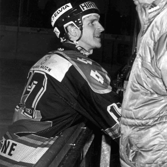 Der Spielertrainer des EHC Biel, Paul Gagne (links), gratuliert dem gesperrten Torhueter des HC Thurgau Peter Martin zum Sieg seines Vereins (aufgenommen am 1. Maerz 1997). Der HC Thurgau gewann am 1. ...