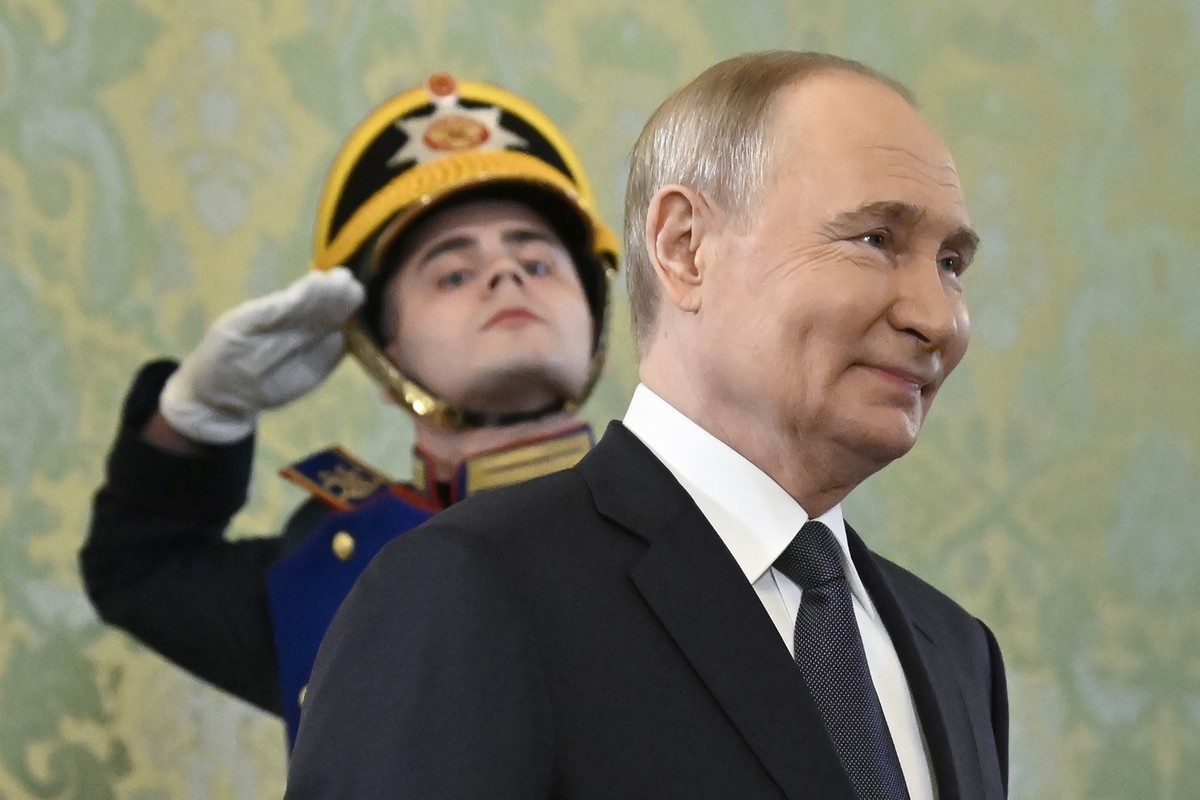 epa12099141 Russian President Vladimir Putin arrives for a meeting with Malaysia's prime minister at the Kremlin in Moscow, Russia, 14 May 2025. The Malaysian prime minister is on an official vis ...