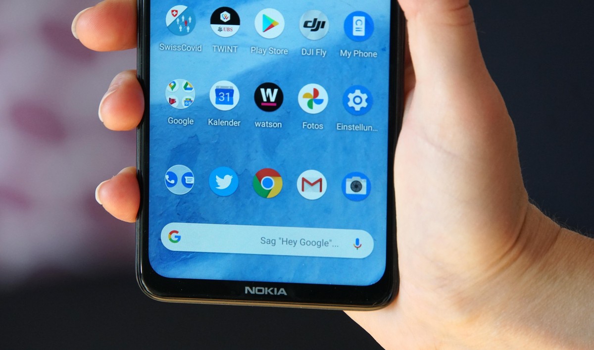 Am unteren Rand verbleibt ein in diesem Preissegment typischer Rahmen, den der Nokia-Schriftzug ziert.