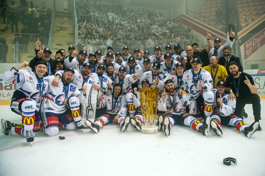 Zurich's players celebrate with the trophy after winning the Swiss championship title, during the seventh match of the playoff final of the National League of the ice hockey Swiss Championship between ...