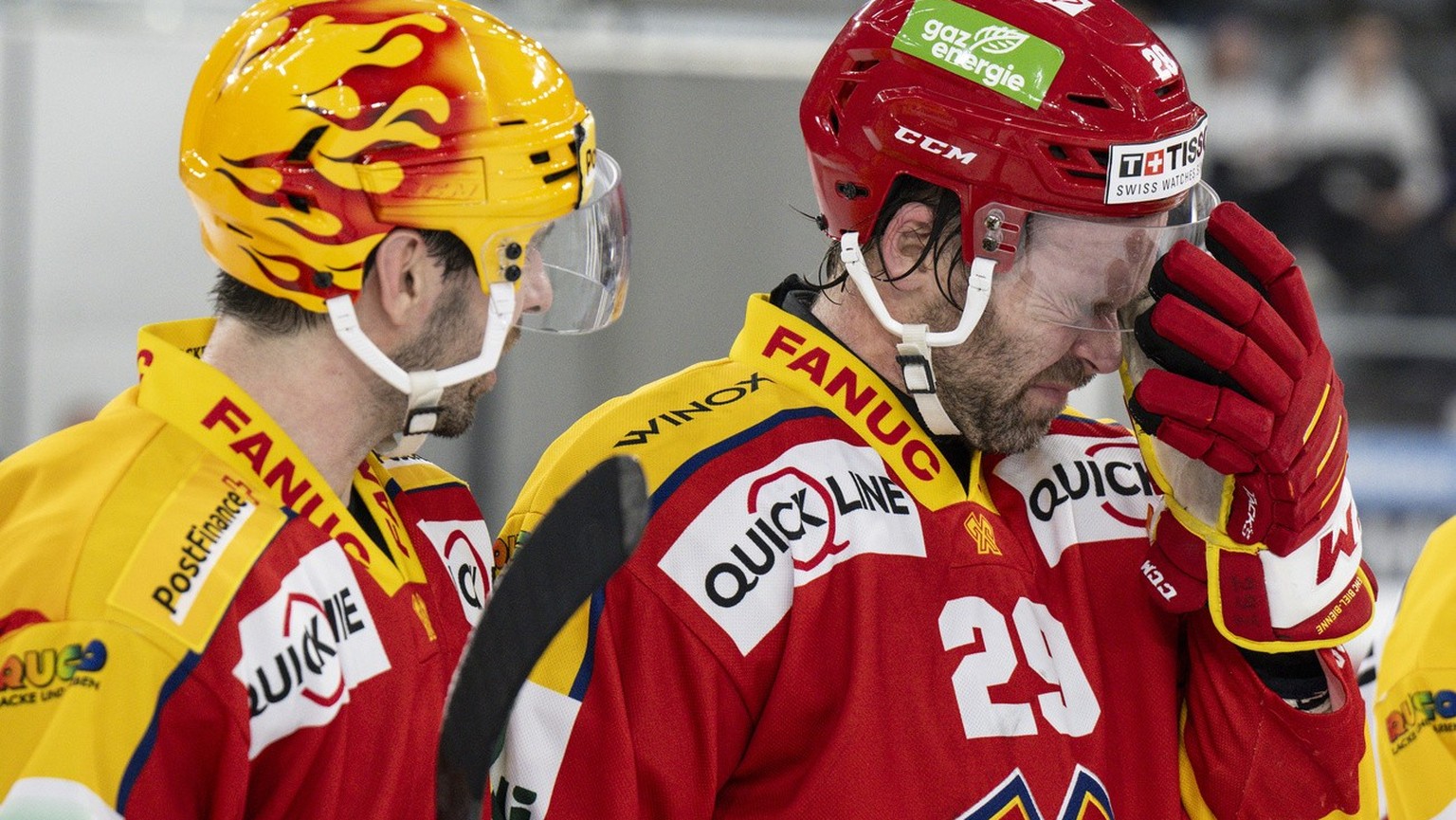 Biels Beat Forster, rechts, kaempft neben Luca Cunti mit den Traenen im vierten Eishockey Playoff Viertelfinal Spiel der National League zwischen dem EHC Biel und den ZSC Lions, am Freitag, 22. Maerz  ...