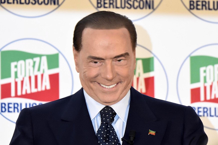 JAHRESRUECKBLICK 2017 - NOVEMBER - epa06352170 Silvio Berlusconi, former Italian prime minister and leader of Forza Italia&#039; party, smiles and waves during &#039;Forza Italia&#039; meeting in Mila ...