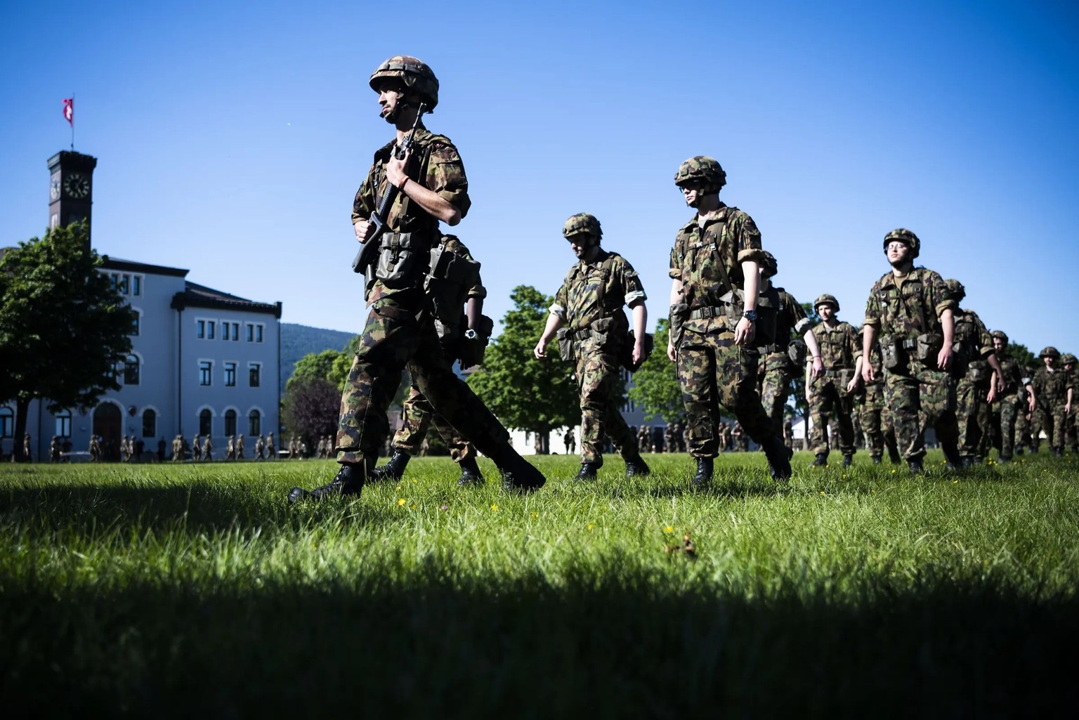 Soldaten des Spitalbataillons 2 der Schweizer Armee nehmen an einer Zeremonie teil.