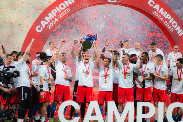 Fu�ball, FCSB Bukarest feiert den Gewinn der Meisterschaft in Rum�nien FCSB Crowned 2024 2025 Superliga Champions BUCHAREST, ROMANIA MAY 17, 2025: FCSB players lift the trophy and celebrate after secu ...