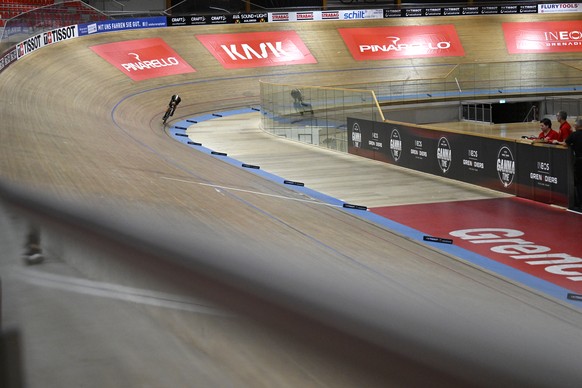 Italian cyclist Filippo Ganna cycles during his attempt to break the one hour cycling world record at the velodrome Suisse in Grenchen, Switzerland, Saturday, October 8, 2022. (KEYSTONE/Marcel Bieri)