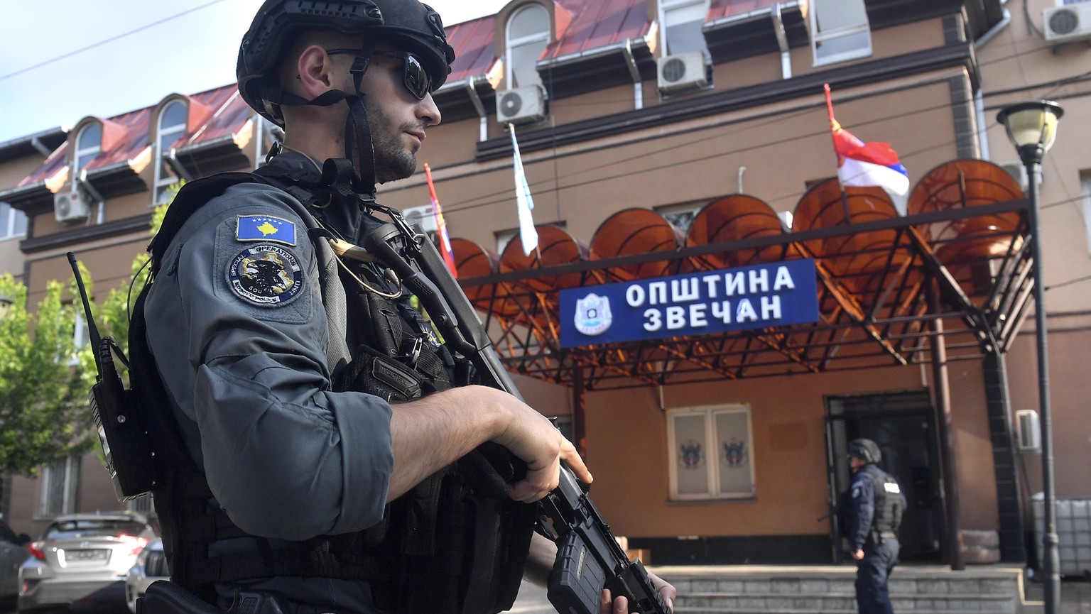 epa10656897 Kosovar police officers secure the municipal building in Zvecan, Kosovo, 27 May 2023. At least ten people were injured in violence between Kosovo police and Serbs in the town of Zvecan on  ...