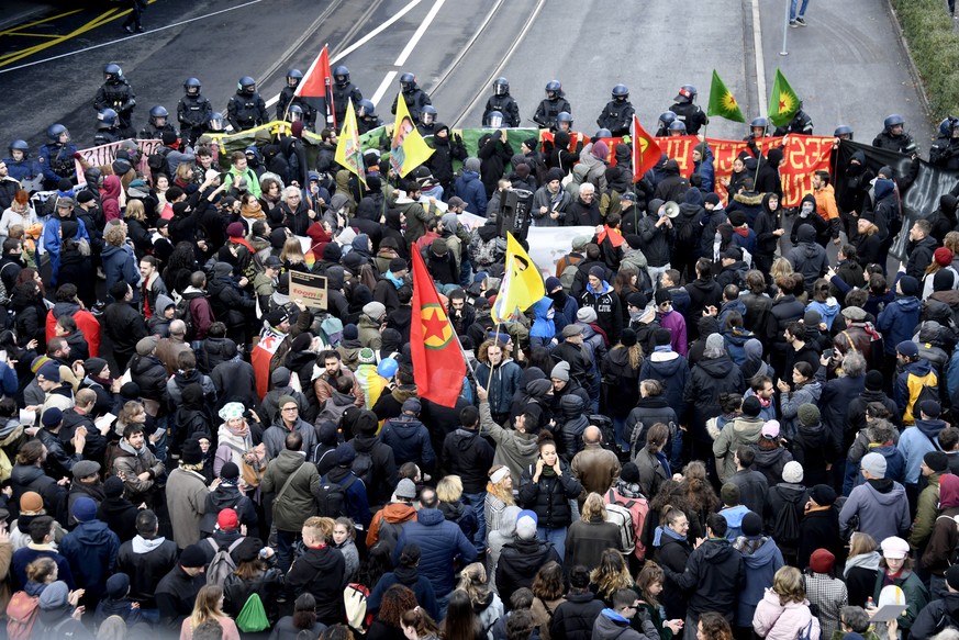 Demonstranten protestieren gegen die von der PNOS organisierte Demonstration gegen den UNO-Migrationspakt in Basel auf dem Messeplatz.