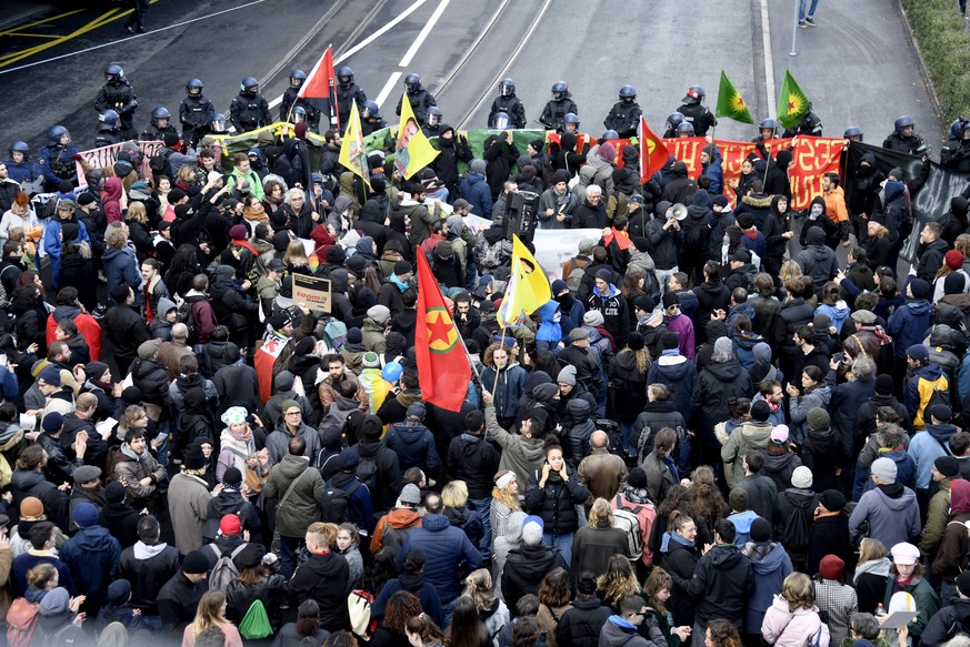 Demonstranten protestieren gegen die von der PNOS (Partei national orientierter Schweizer) organisierte Demonstration gegen den UNO-Migrationspakt in Basel auf dem Messeplatz, am Samstag, 24. November ...