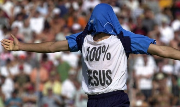 Drei Viertel der brasilianischen Bevölkerung sind laut Statistik katholisch. Deshalb wäre es ein leichtes Spiel, sich mit Jesus-T-Shirts beim Heimpublikum einzuschmeicheln. Zu leicht und des ...