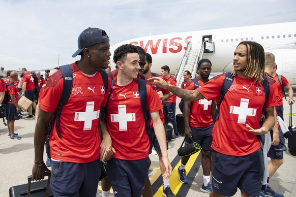 Die Spieler der Schweizer Nationalmannschaft werden nach ihrem Ausscheiden im Viertelfinal der Fussball Europameisterschaft 2020 am Flughafen in Zuerich empfangen, aufgenommen am Samstag, 3. Juli 2021 ...