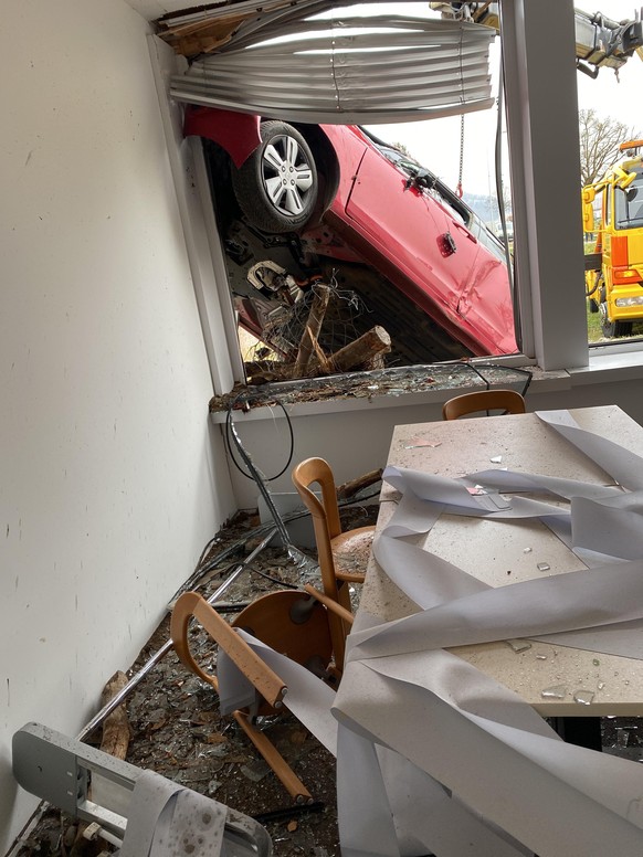 Ein 80-jähriger Autolenker ist nach einer 300 Meter langen Irrfahrt am 17. Mai 2022 in die Fassade des Gemeindehauses in Villigen AG geprallt.