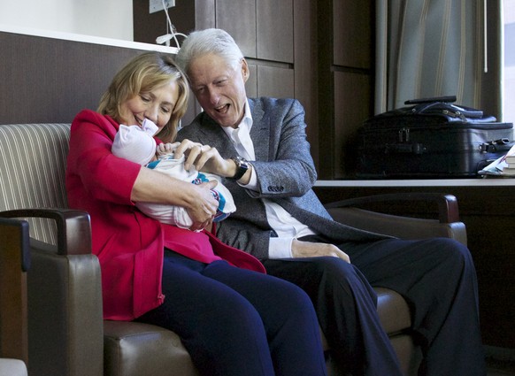 Ehepaar Hillary und Bill Clinton mit Enkel.