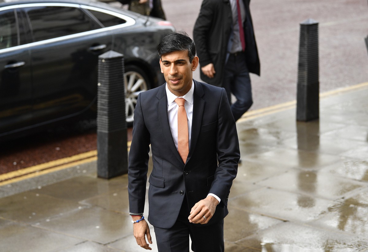 epa08215139 Britain's new Chancellor of the Exchequer Rishi Sunak arrives at the Treasury in London Britain, 13 February 2020. British Prime Minister Boris Johnson is reshuffling ministers in his ...