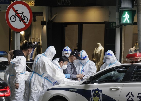 epa09998825 Police plan to surround the quarantine area during the protest, amid new round of COVID-19 lockdowns, in Shanghai, China, 06 June 2022. Since 01 June, Shanghai lockdown was lifted as the c ...