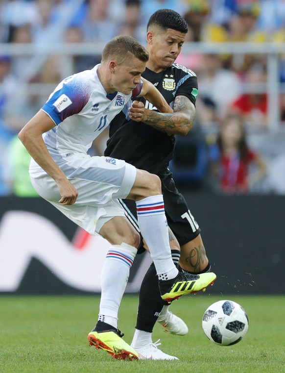 Iceland&#039;s Alfred Finnbogason, left, challenges for the ball with Argentina&#039;s Marcos Rojo during the group D match between Argentina and Iceland at the 2018 soccer World Cup in the Spartak St ...